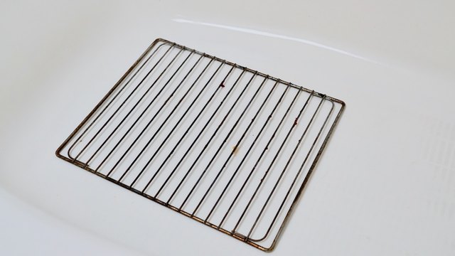 Cleaning oven racks with vinegar and baking soda
