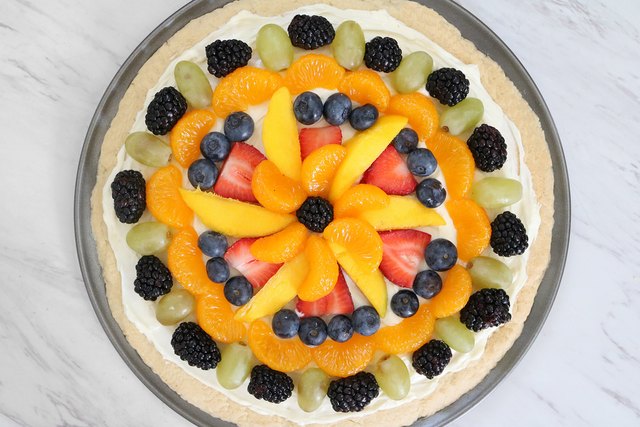 Fruit tart pizza