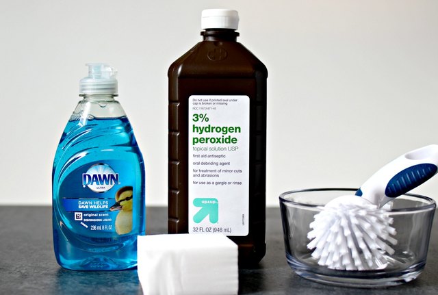 how to clean canvas shoes