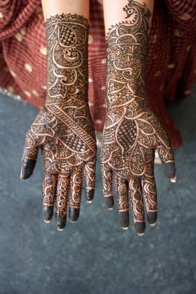 Disadvantages of Henna Tattoos | eHow