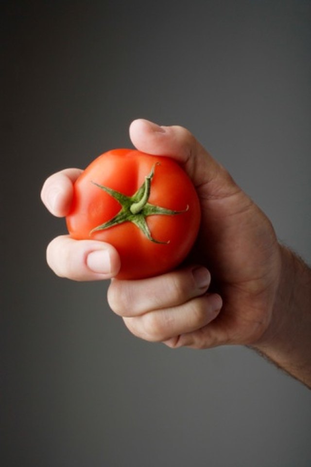 How to use a tomato press to take out the seeds. 