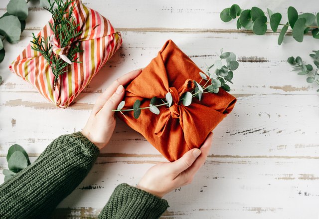 Less Waste: Sustainable gift wrapping ideas - heylilahey.