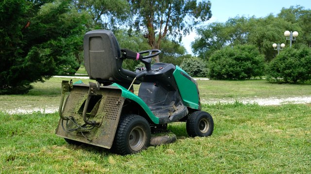 How to Replace the Drive Belt on a Cub Cadet LT1042 ehow