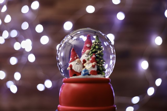 Snow Globe Gift Wrap | ehow