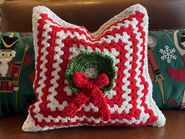 A DIY Crochet Pillow That Will Remind You of Christmas at Grandma's ...