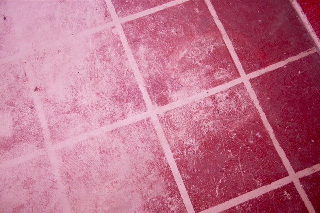 How to Clean a Ceramic Tile Floor and Grout  Ladrilhos de cerâmica,  Limpeza de pisos, Limpadores de chão