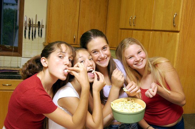 Glass Microwave Popcorn Maker with Dual Function Lid, 3 Qt High