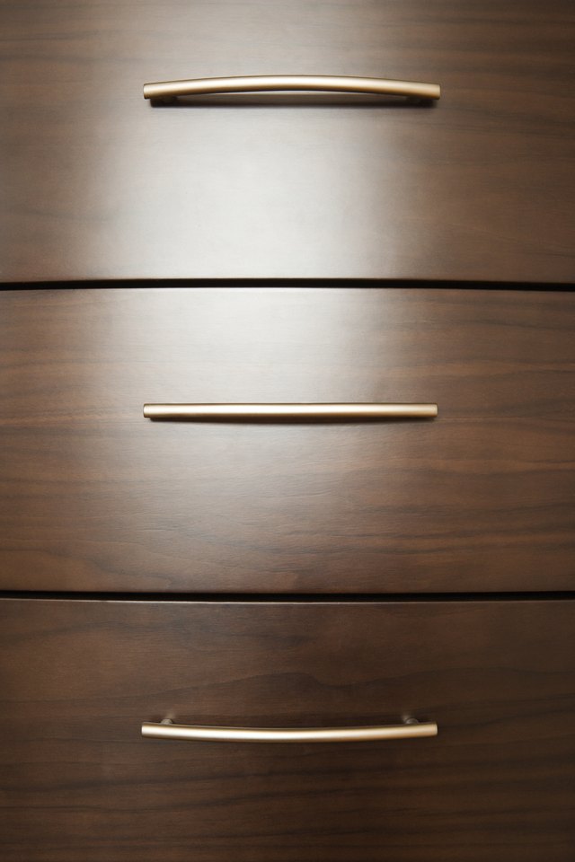 The Proper Height to Mount Drawer Handles on a Kitchen Cabinet