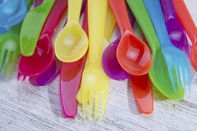 How to Set a Buffet Table With Plastic Cutlery