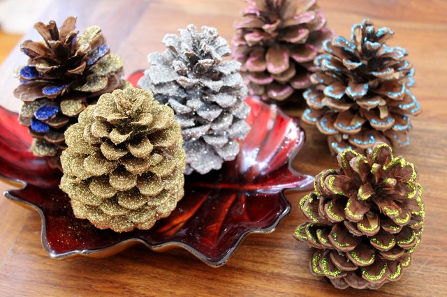 how to make glittery pine cones