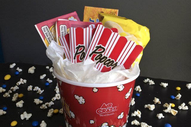 Movie Night Gift Baskets Family Game Horror Movie Slumber Party Supplies  For Girls, Large Plastic Popcorn Bowl Buckets, Reuseable Plastic Cups Lids  Straws, Disposable Napkins And Waterproof Stickers : : Kitchen