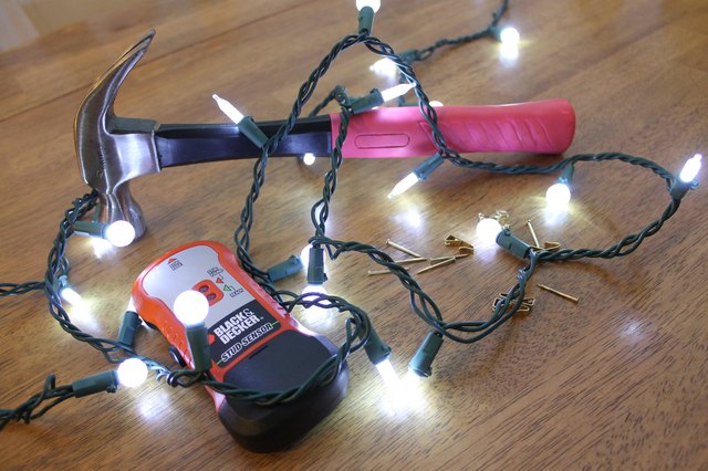 How To Hang Christmas Lights On A Wall Ehow   7cbde51b 21e7 4f95 B3fa De142baecf02 