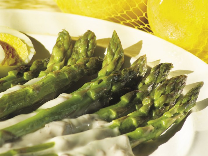 Photo, asparagus spears on a plate, Color