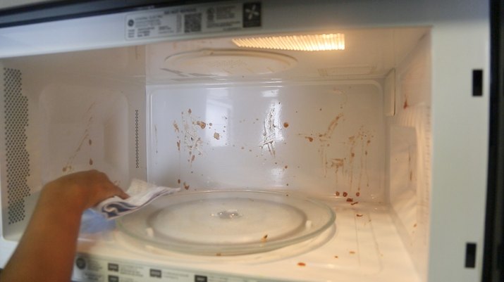 Naturally clean and remove odor from a microwave