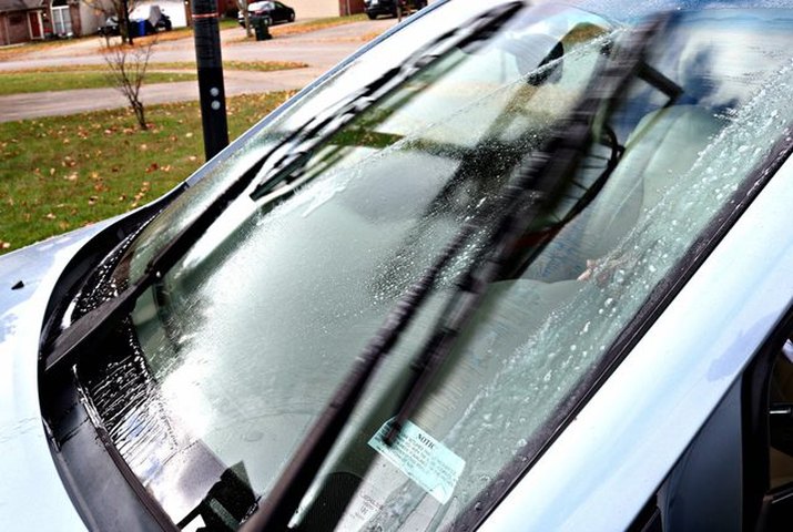 Car windshield dispensing fresh washer fluid