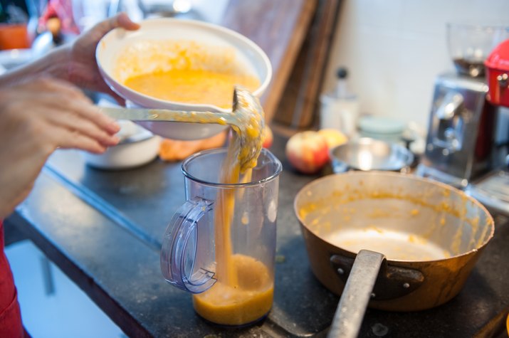 Making yellow prune jam