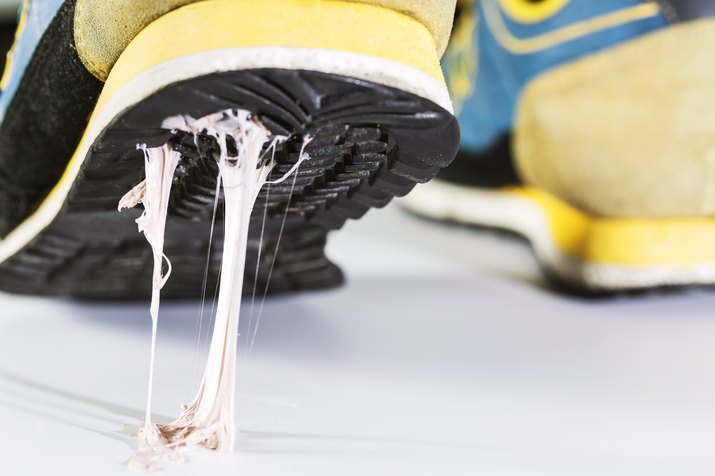 Simulation scenario of chewing gum on the floor, Stick with sneakers.