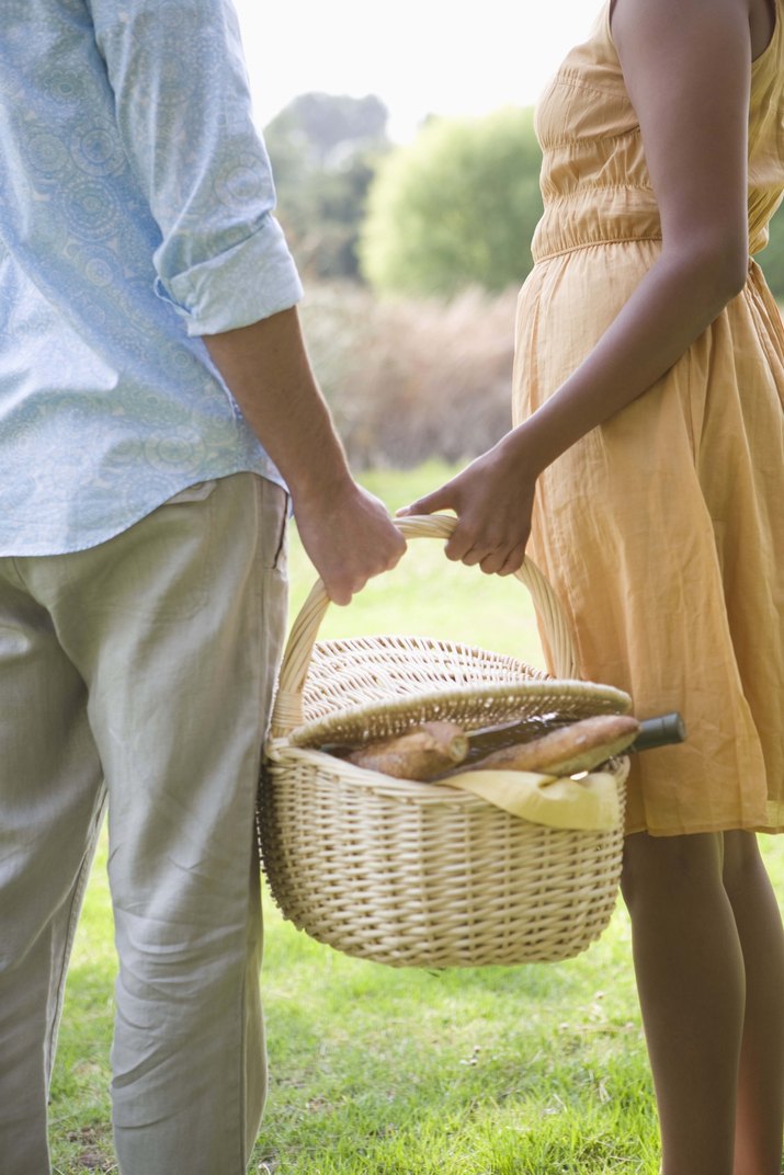 Couple carrying picnic basket