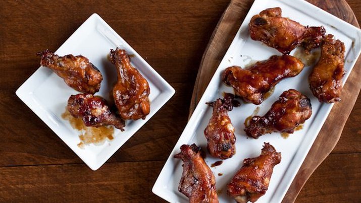 A rectangular plate of hoisin stout chicken wings.