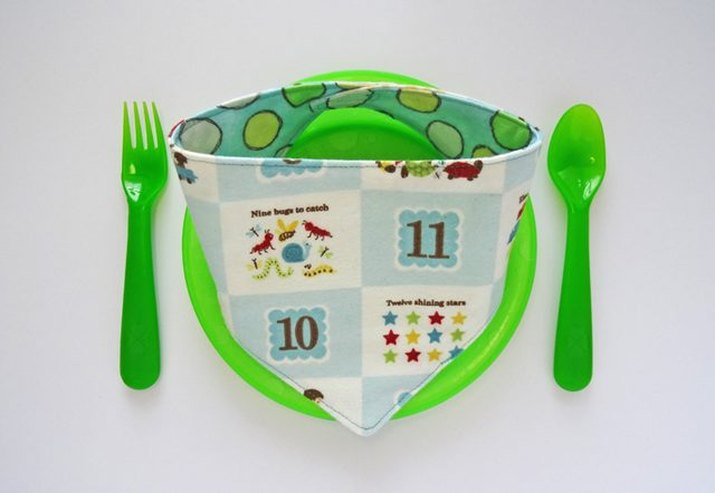 Bib on a plate with cutlery.