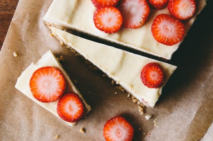 Almost Raw Vegan Cheesecake with Strawberries