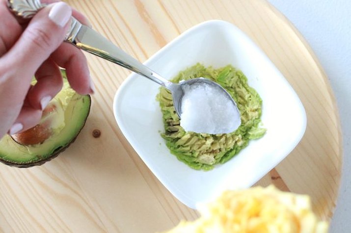 How to Make an Avocado Mask for Hair