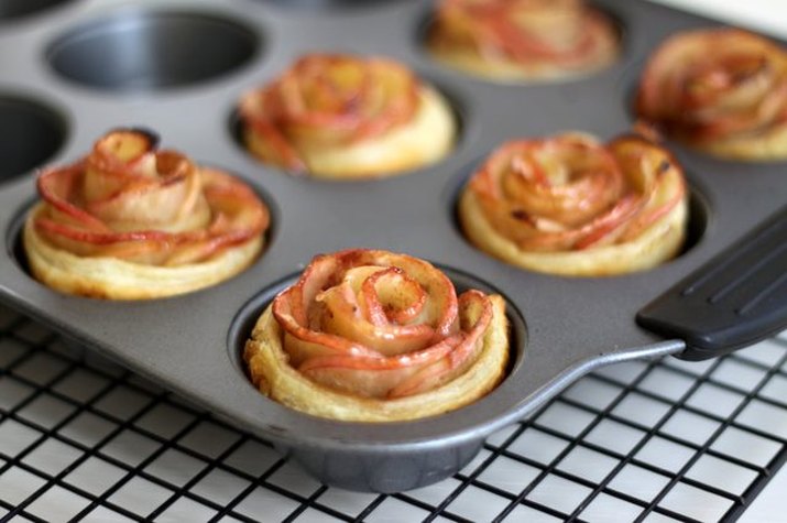 Mini rose-shaped apple pies