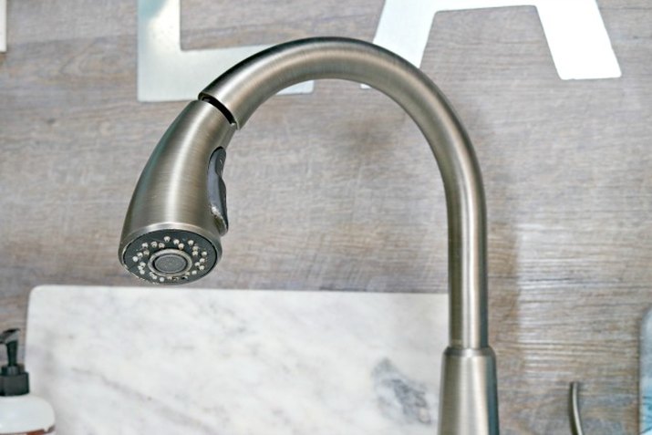 how to clean a kitchen faucet