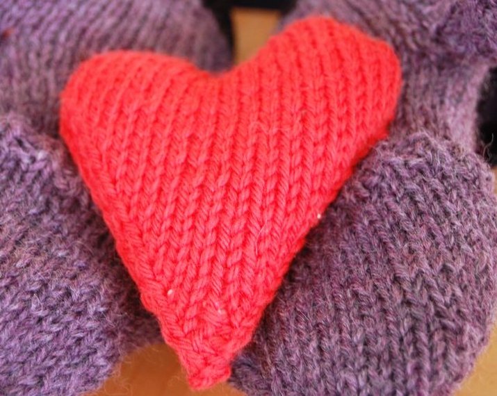 How to knit a heart-shaped hand warmer