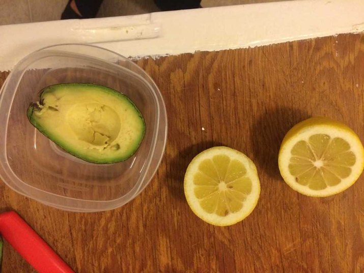 Avocado with lemon juice