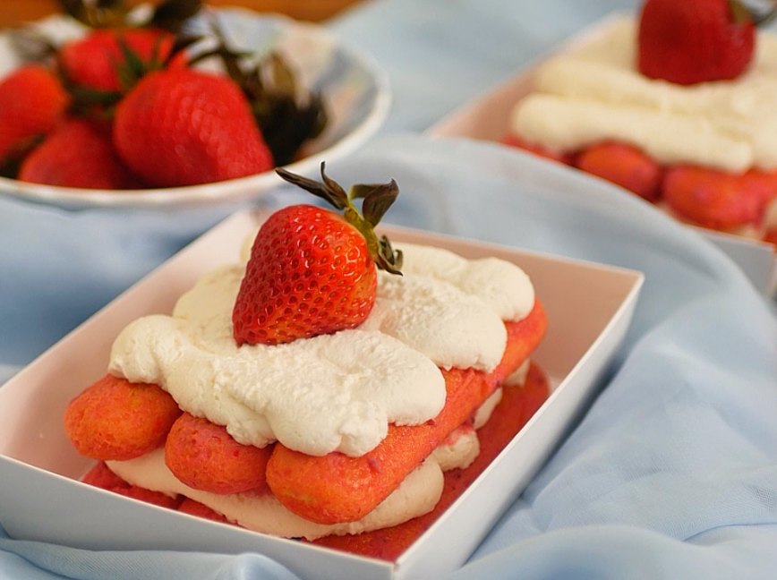 strawberries and cream tiramisu